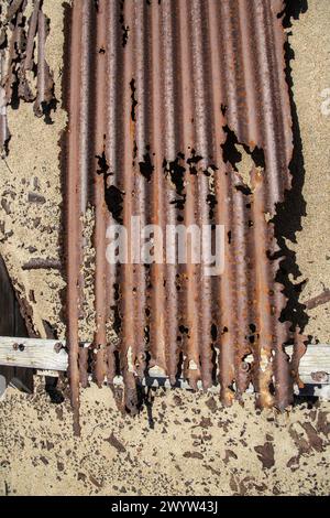 Rostende gewölbte Eisenplatte, die Metallreste der Zivilisation in der verlassenen Bergbaustadt Bogenfels in Namibia. Stockfoto