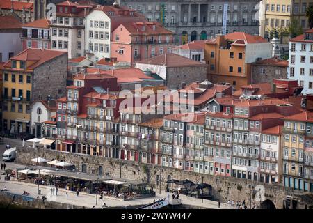 Porto, Portugal; 28. März 2022; Fluss Douro und lokale Häuser mit orangefarbenen Dächern in Porto Stadt mit Panoramablick. Porto ist die zweitgrößte Stadt in Stockfoto