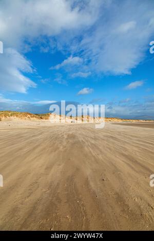 Wind weht Sand über Strand, Wolken, LLanddwyn Bay, Newborough, Anglesey Island, Wales, Großbritannien Stockfoto