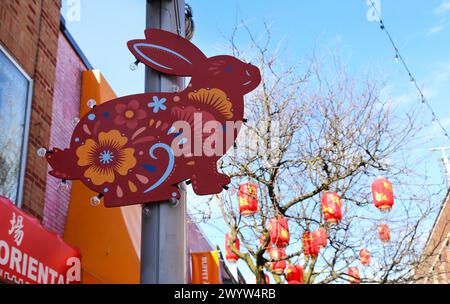 Montreal, Kanada - 29. März 2024: Blick auf China Town in der Stadt Montreal. Chinesische Laternen, Schilder und Menschen auf den Straßen Stockfoto