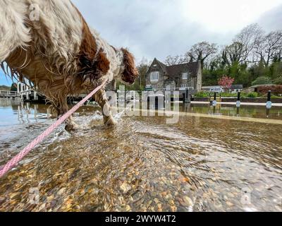 Während der Flut und der Sonnenfinsternis im Hochwasser plätschert der Fluss Medway am Allington Lock in der Nähe von Maidstone in Kent. Stockfoto