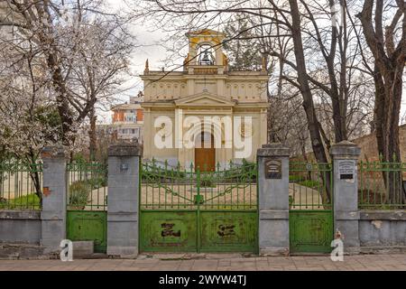 Craiova, Rumänien - 16. März 2024: Evangelisch-lutherische Kirche in der Calea Unirii Straße im Stadtzentrum. Stockfoto