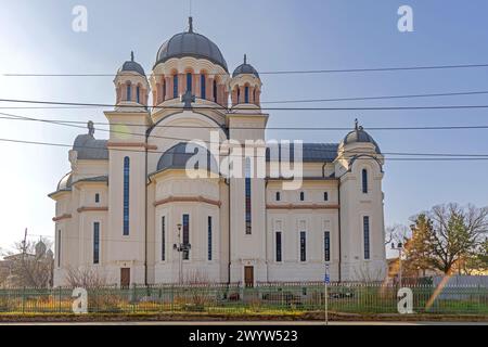 Craiova, Rumänien - 16. März 2024: Kirche der Madonna Dudu am Town Park Spring Day. Stockfoto