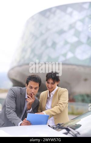 Kaufmann und Kauffrau mit Tablette Parken Business Center. San Sebastian Technology Park. Donostia. Gipuzkoa. Baskenland. Spanien. Stockfoto