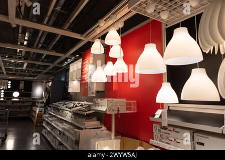 Lampenabteilung bei IKEA in Mega Bangna am 30. März 2024 in Bangkok, Thailand. Stockfoto