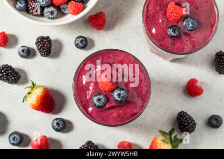 Gesunder erfrischender Mixed Berry Breakfast Smoothie mit Himbeeren und Heidelbeeren Stockfoto
