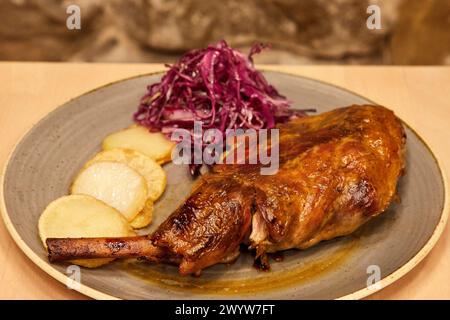 Lammbraten, Bar Restaurante Portaletas, Parte Vieja, Altstadt, Donostia, San Sebastian, Gipuzkoa, Baskenland, Spanien. Stockfoto