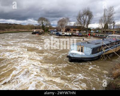 Schmalboote auf dem Fluss Soar bei Rothley in Leicestershire, Großbritannien. Stockfoto