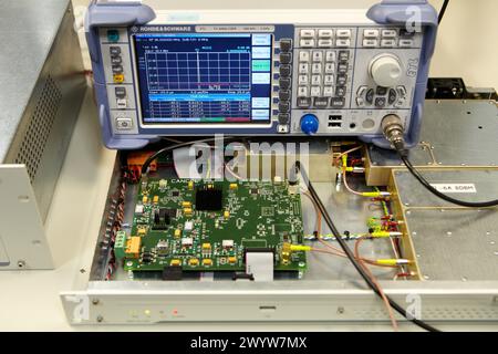 Entwicklungssystem für fortschrittliche GNSS-Galileo-Positionierungssystem-Empfänger, Electronics Lab, Tecnalia Research & Innovation, Zamudio, Bizkaia, Euskadi, Spanien. Stockfoto