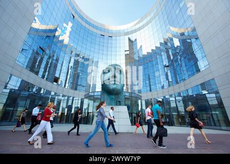 tête monumentale Skulptur von Igor Mitoraj. KPMG-Gebäude. La Defense. Paris. Frankreich. Europa. Stockfoto