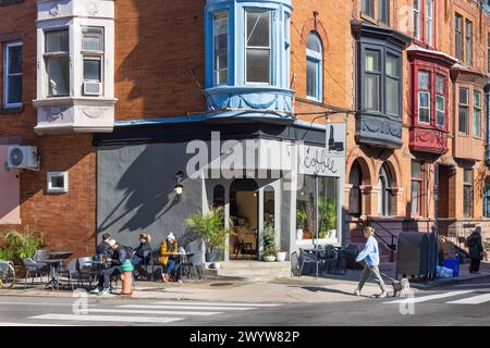 Menschen vor einem Café im Viertel Fitlers Square, Philadelphia, Pennsylvania, USA Stockfoto