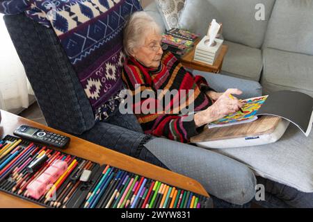 Ältere Frau (89 Jahre alt) mit Malbuch für Erwachsene, um Angst zu reduzieren und die Gehirnfunktion zu verbessern, Dover, Delaware Stockfoto