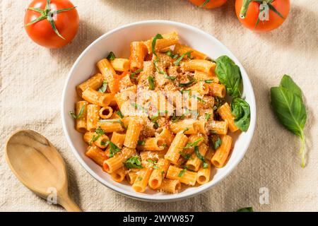 Hausgemachte italienische Maccheroni-Pasta mit Roter Sauce und Basilikum Stockfoto