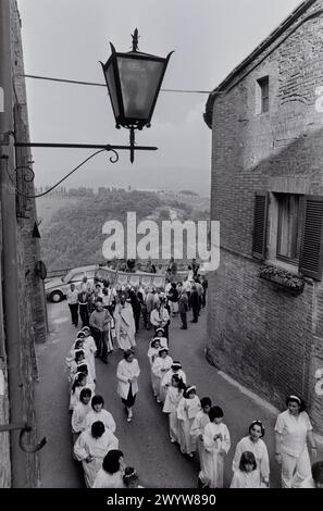 Italy-Tuscany Casole d'Elsa ein toskanisches Bergdorf, Communion 1990 Stockfoto