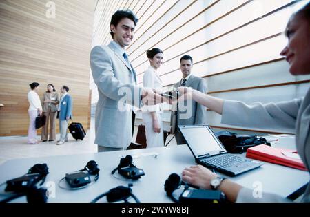 Vertrieb von Simultanübersetzern auf der Messe. Stockfoto