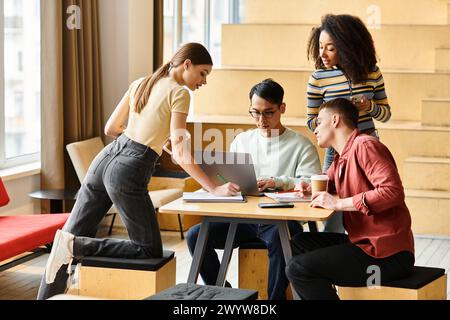 Eine Gruppe verschiedener Schüler sitzt glücklich an einem Holztisch und nimmt an einer lehrreichen Diskussion Teil. Stockfoto