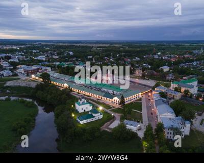 Wunderschöner Panoramablick auf das Zentrum von Suzdal im Sommer nach Sonnenuntergang. Stockfoto