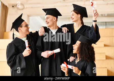 Eine vielfältige Gruppe von Studenten, darunter Kaukasier, Asiaten und Afroamerikaner, posieren freudig in Abschlusskleidern. Stockfoto