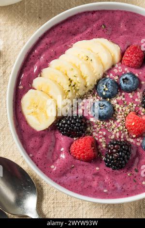 Hausgemachte gesunde Berry Smoothie Schüssel mit Banane und Hanf Stockfoto