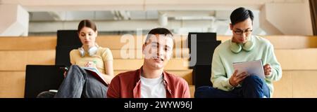 Multikulturelle Studenten, darunter Schwarze Mädchen, sitzen im Vorlesungssaal der Universität und hören sich pädagogische Inhalte aufmerksam an. Stockfoto