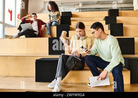 Ein multikulturelles Paar, das auf Stufen sitzt, sich in Gesprächen vertieft und einen Moment der Verbindung und Freundschaft teilt Stockfoto