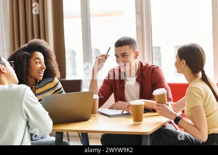 Eine vielfältige Gruppe von Schülern führte animierte Gespräche an einem Tisch in einer lehrreichen Umgebung. Stockfoto