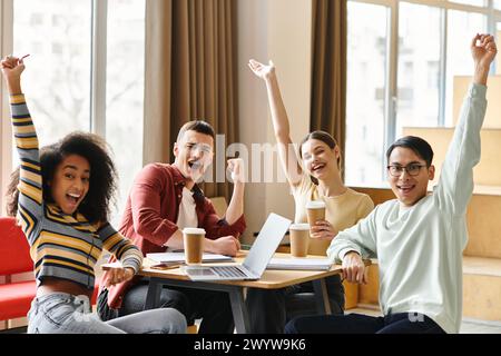 Eine Gruppe von Schülern mit unterschiedlichem Hintergrund arbeitet an einem Tisch mit Laptops für ein Projekt oder eine Lernsitzung zusammen. Stockfoto