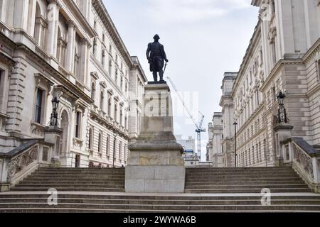 London, England, Großbritannien. April 2024. Die Statue von Robert Clive vor dem Foreign, Commonwealth and Development Office in Westminster. Ein neuer Bericht beschreibt die Regierungsabteilung als „elitär und verwurzelt in der Vergangenheit“ (Credit Image: © Vuk Valcic/ZUMA Press Wire) NUR REDAKTIONELLE VERWENDUNG! Nicht für kommerzielle ZWECKE! Stockfoto