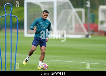 London Colney, Großbritannien. April 2024. Jurrien Timber von Arsenal während des Trainings des Arsenal Teams vor dem 1. Leg-Spiel der UEFA Champions League gegen Bayern München im Arsenal FC Training Centre, London Colney, England, Großbritannien am 8. April 2024 Credit: Every Second Media/Alamy Live News Stockfoto