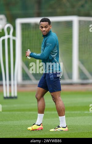 London Colney, Großbritannien. April 2024. Jurrien Timber von Arsenal während des Trainings des Arsenal Teams vor dem 1. Leg-Spiel der UEFA Champions League gegen Bayern München im Arsenal FC Training Centre, London Colney, England, Großbritannien am 8. April 2024 Credit: Every Second Media/Alamy Live News Stockfoto