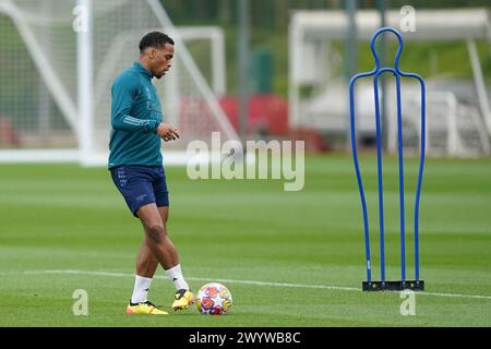 London Colney, Großbritannien. April 2024. Jurrien Timber von Arsenal während des Trainings des Arsenal Teams vor dem 1. Leg-Spiel der UEFA Champions League gegen Bayern München im Arsenal FC Training Centre, London Colney, England, Großbritannien am 8. April 2024 Credit: Every Second Media/Alamy Live News Stockfoto