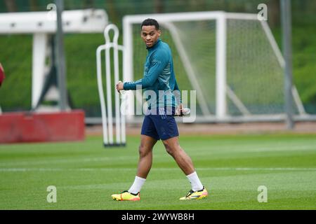 London Colney, Großbritannien. April 2024. Jurrien Timber von Arsenal während des Trainings des Arsenal Teams vor dem 1. Leg-Spiel der UEFA Champions League gegen Bayern München im Arsenal FC Training Centre, London Colney, England, Großbritannien am 8. April 2024 Credit: Every Second Media/Alamy Live News Stockfoto