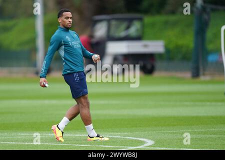 London Colney, Großbritannien. April 2024. Jurrien Timber von Arsenal während des Trainings des Arsenal Teams vor dem 1. Leg-Spiel der UEFA Champions League gegen Bayern München im Arsenal FC Training Centre, London Colney, England, Großbritannien am 8. April 2024 Credit: Every Second Media/Alamy Live News Stockfoto