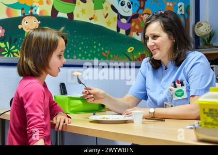 Nahrungsmittelallergietest, Allergologie, Pädiatrie, Medizinische Versorgung, Krankenhaus Donostia, San Sebastian, Gipuzkoa, Baskenland, Spanien. Stockfoto