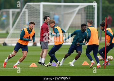 London Colney, Großbritannien. April 2024. Der Arsenal-Spieler, der während des Trainings des Arsenal-Teams vor dem 1. Leg-Spiel der UEFA Champions League gegen Bayern München am 8. April 2024 im Arsenal FC Training Centre, London Colney, England, Großbritannien Übungen absolviert. Credit: Every Second Media/Alamy Live News Stockfoto