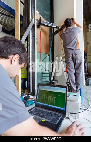 Mechanische Prüfung von Gebäudefassaden. Vorhangfassaden. Architektonische Gehäuse. Homologation von architektonischen Elementen. Zertifizierung, Zulassung, Prüfung und Konformitätsbewertung und technische Unterstützung . TECNALIA Forschung und Innovation. Azpeitia. Gipuzkoa. Baskenland. Spanien. Stockfoto
