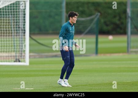London Colney, Großbritannien. April 2024. Takehiro Tomiyasu von Arsenal während des Trainings der Arsenal-Mannschaft vor dem 1. Leg-Spiel der UEFA Champions League gegen Bayern München im Arsenal FC Training Centre, London Colney, England, Großbritannien am 8. April 2024 Credit: Every Second Media/Alamy Live News Stockfoto