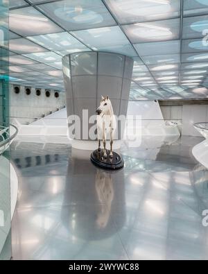 Ich glaube an das Pferd. Ein weißes Pferd und eine Reflexion für den Beginn des Transports im Mercedes-Benz Museum in Stuttgart. Stockfoto