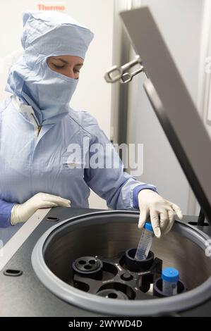 Zentrifugieren. Produktionsraum, Reinraum Klasse B. Labor, Fundación Inbiomed, Genetrix Group. Zentrum für Stammzellforschung und regenerative Medizin. Donostia, San Sebastian, Euskadi. Spanien. Stockfoto