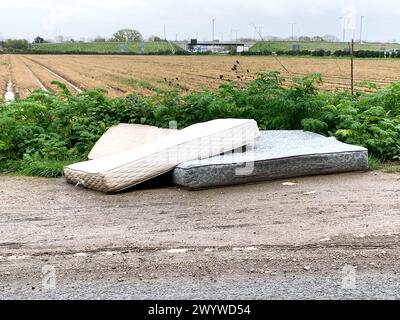 Taplow, Großbritannien. April 2024. Drei Matratzen wurden in einem Lay-by neben einer Farm in Taplow, Buckinghamshire, abgeladen. Die Höchststrafe für Flugtipps in Buckinghamshire ist jetzt von 400 £ auf 1.000 £ gestiegen. Kredit: Maureen McLean/Alamy Stockfoto