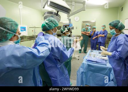 Tonsillektomie, Chirurgen, die eine Tonsillektomie durchführen Tonsillenentfernung Chirurgie, ORL, Hals-Nasen-Ohren-OP, Krankenhaus Donostia, San Sebastian, Gipuzkoa, Baskenland, Spanien. Stockfoto