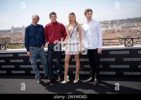 Luca Guadagnino, Josh O’Connor, Zendaya und Mike Faist nehmen am 8. April 2024 an einem Fotogespräch für den Film „Challengers“ im Hotel Hassler in Rom Teil. (Foto: Luca Carlino/NurPhoto) Credit: NurPhoto SRL/Alamy Live News Stockfoto