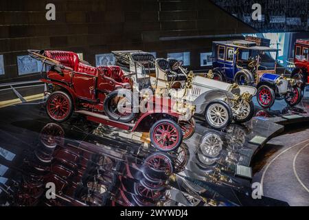 Oldtimer-Klassiker im Mercedes-Benz Museum Interior, Stuttgart, Deutschland. Stockfoto