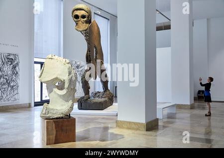 "Riesige Maske (Höhle)", 2010, "L'Homme pressé", 2010-2011, fast menschlich, Thomas Houseago, MAM, Museum für Moderne Kunst der Stadt Paris, Musée d'Art Moderne de la Ville de Paris, Frankreich. Stockfoto