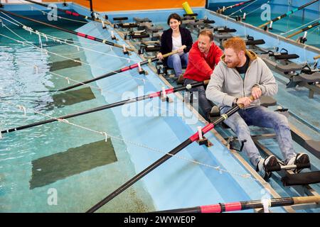 Fremdenführer unterrichtet Touristen die Rudertrainingseinrichtungen, Rudergesellschaft Koxtape Pasajes de San Juan, Pasaia, Gipuzkoa, Baskenland, Spanien, Europa. Stockfoto