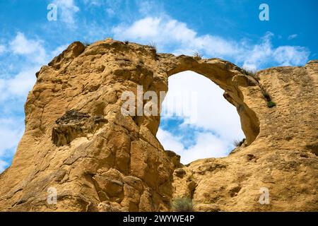 Bergring in Kislowodsk, Region Stavropol, Russland. Blick auf malerische Felsen und blauen Himmel im Sommer, Landschaft in Fensterform aus nächster Nähe. nat-Konzept Stockfoto