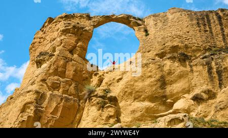 Bergring in Kislowodsk, Region Stavropol, Russland. Landschaft von Loch Rock, Koltso auf Russisch und Himmel im Sommer, Blick auf Fensterform und Person. Conce Stockfoto