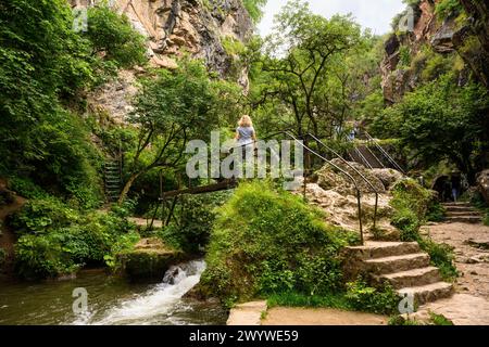 Malerischer Canyon bei Honey Waterfalls in der Nähe von Kislowodsk, Russland. Berglandschaft und Wanderer auf einer kleinen Brücke im Sommer. Natur-, Reise-, Tourismus-, Stockfoto