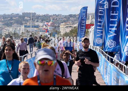 © Francois Glories/MAXPPP - 03 - 07/04/2024 Dominique ECHE (Trainer mehrerer Generationen von Athleten bei Nizza Côte d'Azur Athlétisme, in seinem 70. Jahr), mit seinem Freund René Steno (in seinem 73. Jahr, nach 3 Herzinfarkten), steigen von der mythischen weißen Bank (Heimat des täglichen Lauftrainings) in der Mitte der Promenade des Anglais, um an der 5-Tage-Kategorie der „No Finish Line Nizza“ teilzunehmen (Joggen oder Walken auf einer Strecke, die rund um die Uhr für 5 Tage geöffnet ist. 1 km Strecke = 1 EUR Spende für Projekte für benachteiligte Kinder) in Nizza, Französisch RivieraParticulular clement Temperieren auf der W Stockfoto