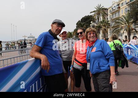 © Francois Glories/MAXPPP - 03 - 07/04/2024 Dominique ECHE (Trainer mehrerer Generationen von Athleten bei Nizza Côte d'Azur Athlétisme, in seinem 70. Jahr), mit seinem Freund René Steno (in seinem 73. Jahr, nach 3 Herzinfarkten), steigen von der mythischen weißen Bank (Heimat des täglichen Lauftrainings) in der Mitte der Promenade des Anglais, um an der 5-Tage-Kategorie der „No Finish Line Nizza“ teilzunehmen (Joggen oder Walken auf einer Strecke, die rund um die Uhr für 5 Tage geöffnet ist. 1 km Strecke = 1 EUR Spende für Projekte für benachteiligte Kinder) in Nizza, Französisch RivieraParticulular clement Temperieren auf der W Stockfoto